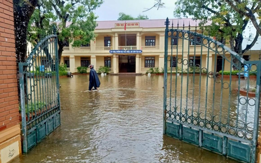 Các trường học ở xã Trung Phúc Cường (vùng 5 Nam huyện Nam Đàn, Nghệ An) vẫn đang ngập trong nước lụt. Các trường học ở xã Trung Phúc Cường (vùng 5 Nam huyện Nam Đàn, Nghệ An) vẫn đang ngập trong nước lụt.