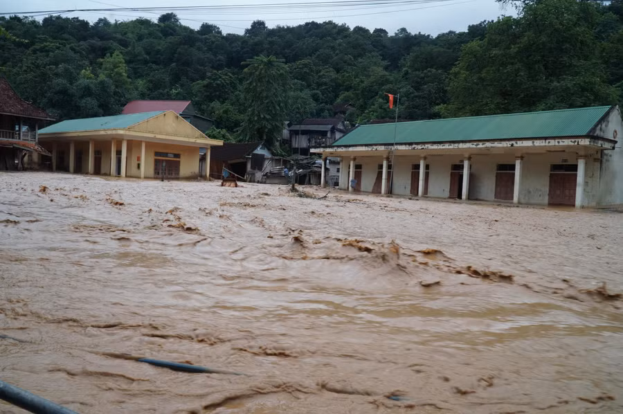Điểm trường mầm non và tiểu học Tà Cạ (huyện Kỳ Sơn, Nghệ An) tại bản Hòa Sơn vẫn đang bị nước lũ bao vây.