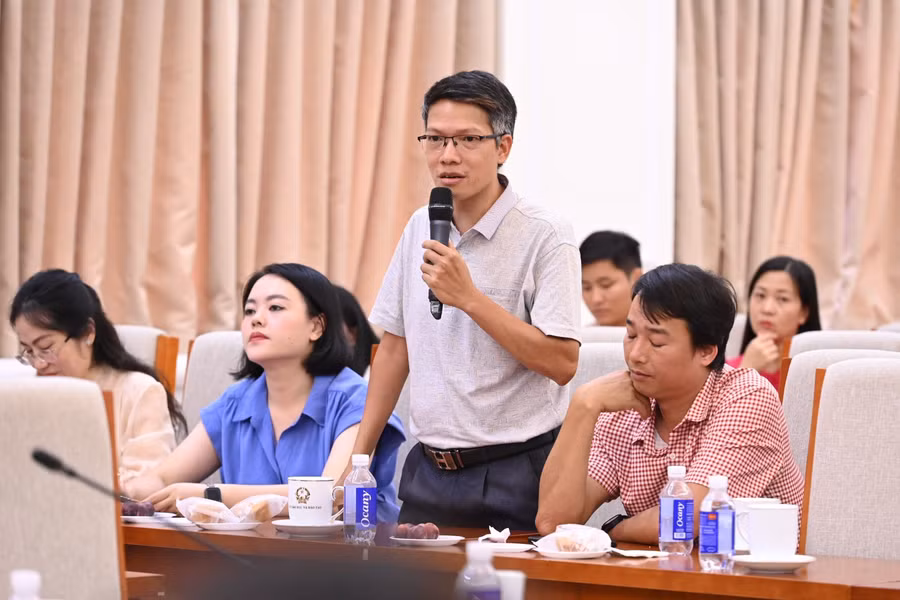 Phóng viên các báo trao đổi thông tin tại buổi gặp mặt.