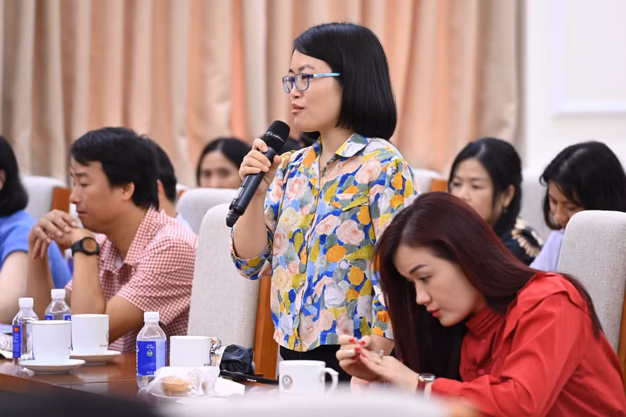 Phóng viên các báo trao đổi thông tin tại buổi gặp mặt.