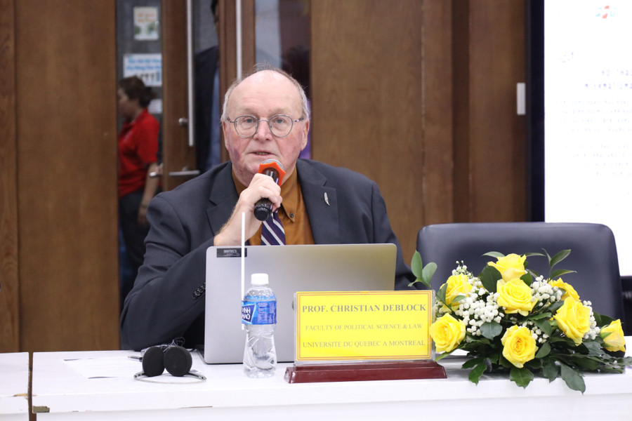 Ông Christian Deblock, Giáo sư của Khoa Khoa học chính trị và Pháp luật, Trường Đại học Québec, Montréal, Trung tâm Nghiên cứu Hội nhập và Toàn cầu hóa, chủ trì phiên thứ nhất của hội thảo. Ảnh: HCMULAW