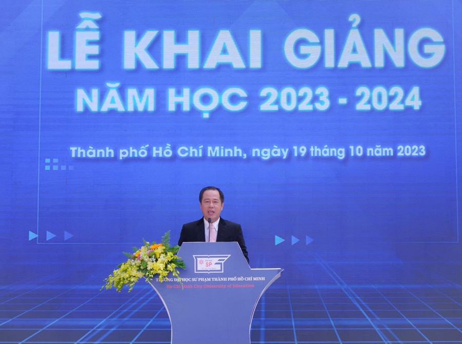 Hiệu trưởng Trường Đại học Sư phạm TPHCM Huỳnh Văn Sơn phát biểu tại lễ khai giảng năm học mới. Ảnh: NTCC Hiệu trưởng Trường Đại học Sư phạm TPHCM Huỳnh Văn Sơn phát biểu tại lễ khai giảng năm học mới. Ảnh: NTCC