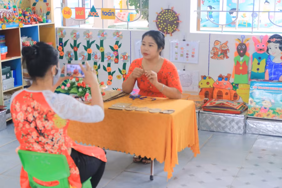 Giáo viên Trường Mầm non Nghi Diên (huyện Nghi Lộc) tự làm clip hướng dẫn phụ huynh làm đồ chơi cho con.