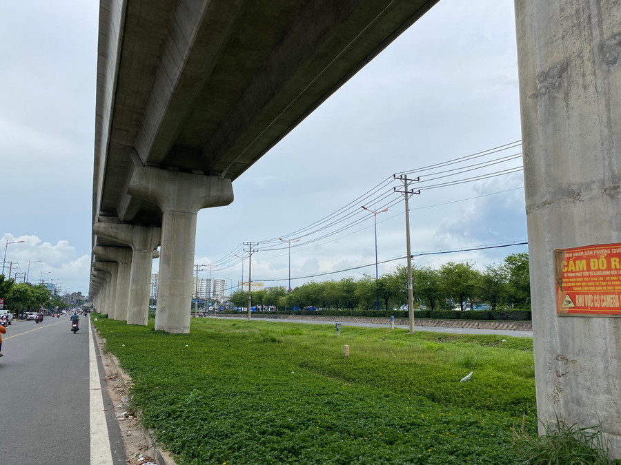 Một đoạn Metro chạy song hành Xa lộ Hà Nội, TP Thủ Đức, TPHCM. (Ảnh: Lê Nam) Một đoạn Metro chạy song hành Xa lộ Hà Nội, TP Thủ Đức, TPHCM. (Ảnh: Lê Nam)
