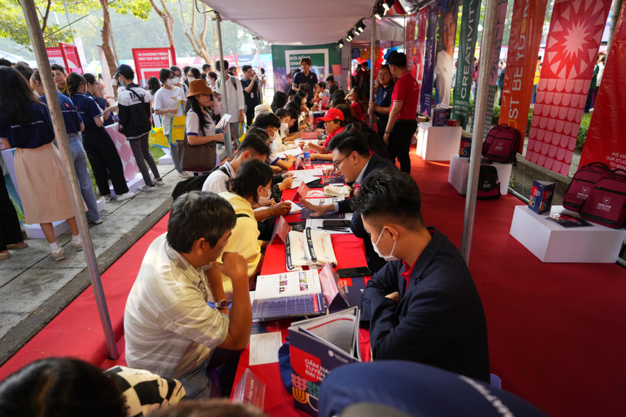 Trường ĐH Văn Lang tư vấn tuyển sinh cho thí sinh, phụ huynh. Ảnh: VLU