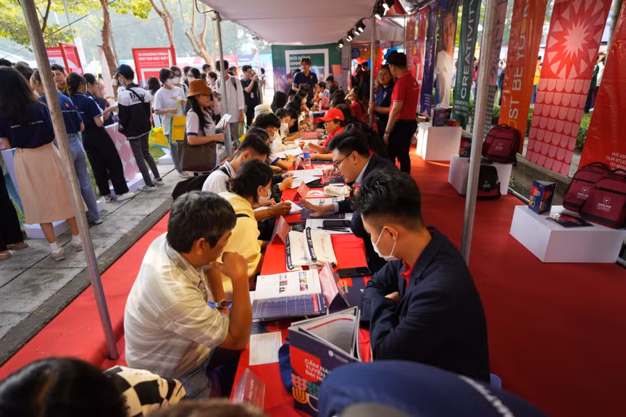 Trường ĐH Văn Lang tư vấn tuyển sinh cho thí sinh, phụ huynh. Ảnh: VLU