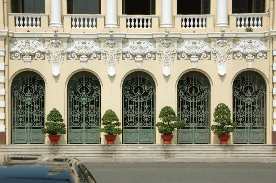 Các cửa vòm tầng trệt khối sảnh tòa nhà trụ sở HĐND và UBND TPHCM. (Ảnh: Sở Văn hóa và Thể thao TPHCM)