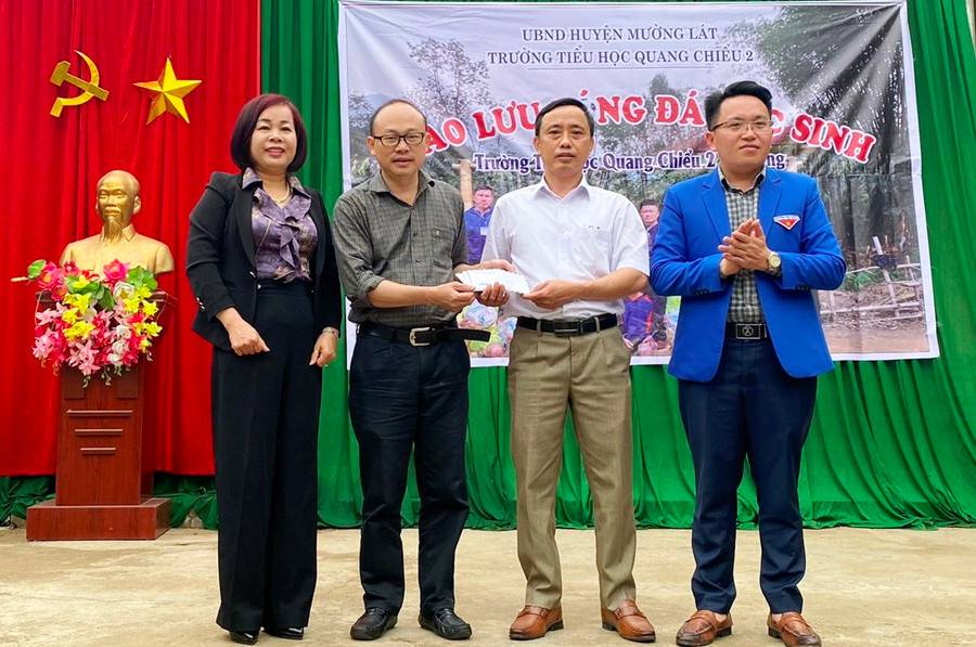 Trao quà cho Trường Tiểu học Quang Chiểu 2. Ảnh: TL. Trao quà cho Trường Tiểu học Quang Chiểu 2. Ảnh: TL.