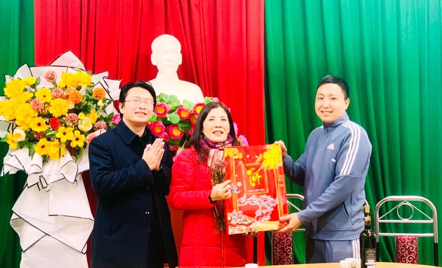 Lãnh đạo Trường THCS Cù Chính Lan, TP Thanh Hóa tặng bánh chưng, quà Tết cho cán bộ, giáo viên. Ảnh: Nhà trường cung cấp. Lãnh đạo Trường THCS Cù Chính Lan, TP Thanh Hóa tặng bánh chưng, quà Tết cho cán bộ, giáo viên. Ảnh: Nhà trường cung cấp.