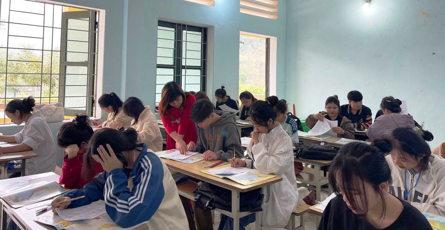 Học sinh lớp 12A2, Trường THPT Quan Sơn (Quan Sơn, Thanh Hóa) trong giờ học môn Địa lý. Ảnh: LT. Học sinh lớp 12A2, Trường THPT Quan Sơn (Quan Sơn, Thanh Hóa) trong giờ học môn Địa lý. Ảnh: LT.