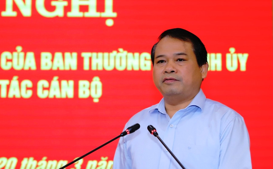 Trưởng Ban Tổ chức Tỉnh ủy Nguyễn Văn Hùng công bố các quyết định điều động cán bộ của Ban Thường vụ Tỉnh ủy Thanh Hóa. Ảnh: Minh Hiếu. Trưởng Ban Tổ chức Tỉnh ủy Nguyễn Văn Hùng công bố các quyết định điều động cán bộ của Ban Thường vụ Tỉnh ủy Thanh Hóa. Ảnh: Minh Hiếu.
