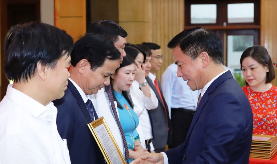 Bí thư Tỉnh ủy Thanh Hóa Đỗ Trọng Hưng trao quyết định cho các cán bộ nhận nhiệm vụ mới. Ảnh: Minh Hiếu. Bí thư Tỉnh ủy Thanh Hóa Đỗ Trọng Hưng trao quyết định cho các cán bộ nhận nhiệm vụ mới. Ảnh: Minh Hiếu.