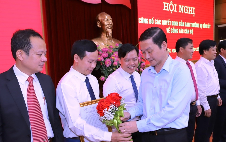 Chủ tịch UBND tỉnh Thanh Hóa Đỗ Minh Tuấn tặng hoa chúc mừng các cán bộ nhận nhiệm vụ mới. Ảnh: Minh Hiếu. Chủ tịch UBND tỉnh Thanh Hóa Đỗ Minh Tuấn tặng hoa chúc mừng các cán bộ nhận nhiệm vụ mới. Ảnh: Minh Hiếu.