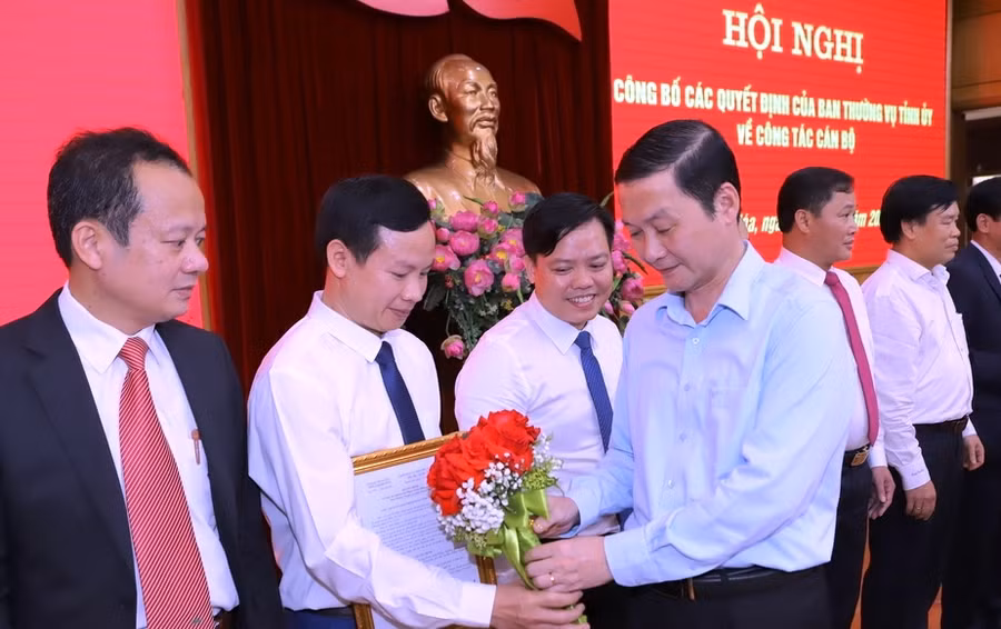 Chủ tịch UBND tỉnh Thanh Hóa Đỗ Minh Tuấn tặng hoa chúc mừng các cán bộ nhận nhiệm vụ mới. Ảnh: Minh Hiếu.