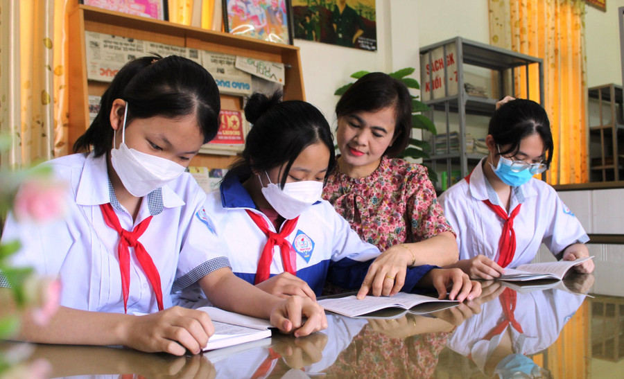 Cô Nguyễn Thị Thu Hà - Hiệu trưởng Trường THCS Minh Khai, TP Thanh Hóa cùng học sinh. Ảnh: LT. Cô Nguyễn Thị Thu Hà - Hiệu trưởng Trường THCS Minh Khai, TP Thanh Hóa cùng học sinh. Ảnh: LT.
