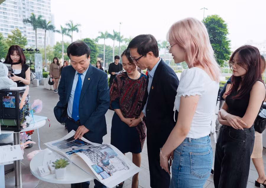 Bà Hà Thị Hằng – Giám đốc Điều hành Học viện Thiết kế và Thời trang London Hanoi (người đứng thứ 2 từ trái qua) và khách mời đang xem bản thiết kế của các sinh viên.