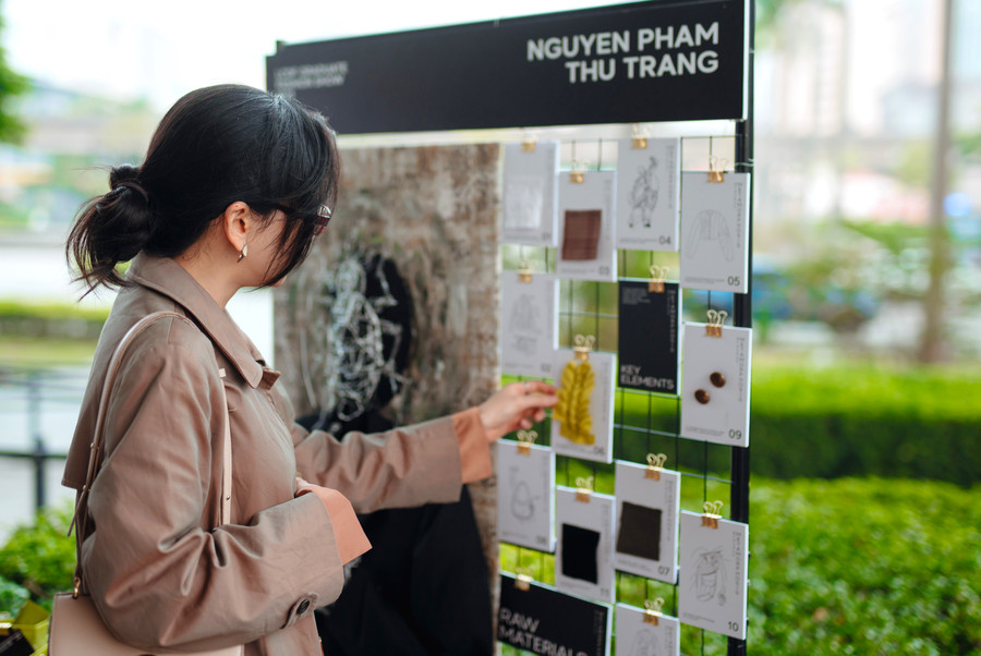 Triển lãm mang đến cho người xem một góc nhìn mới về sự sáng tạo của sinh viên ngành thiết kế thời trang. Triển lãm mang đến cho người xem một góc nhìn mới về sự sáng tạo của sinh viên ngành thiết kế thời trang.