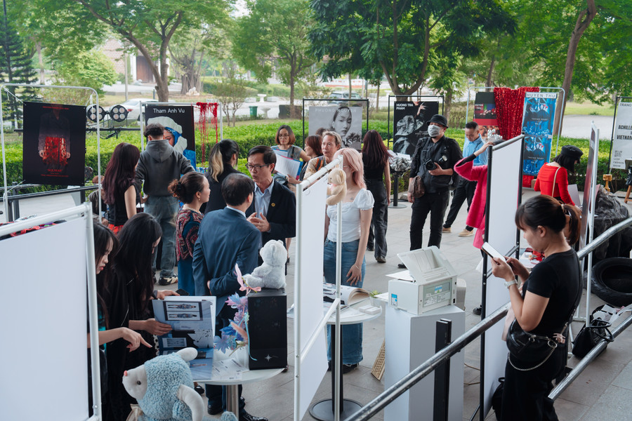 Một góc trưng bày các tác phẩm tốt nghiệp của sinh viên tại triển lãm. Một góc trưng bày các tác phẩm tốt nghiệp của sinh viên tại triển lãm.