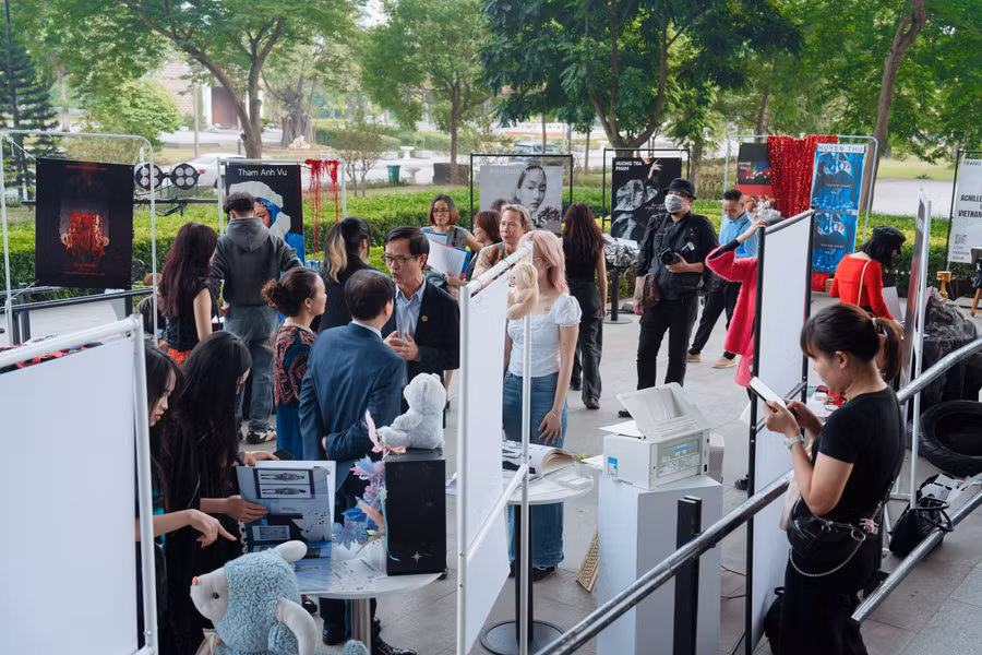 Một góc trưng bày các tác phẩm tốt nghiệp của sinh viên tại triển lãm.