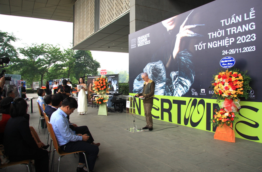 Thầy Douglas Maclennan - Hiệu trưởng đối ngoại, Học viện Thiết kế và Thời trang London Hanoi phát biểu trong lễ khai mạc. Thầy Douglas Maclennan - Hiệu trưởng đối ngoại, Học viện Thiết kế và Thời trang London Hanoi phát biểu trong lễ khai mạc.