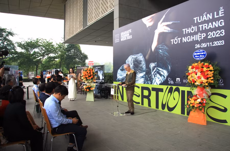 Thầy Douglas Maclennan - Hiệu trưởng đối ngoại, Học viện Thiết kế và Thời trang London Hanoi phát biểu trong lễ khai mạc.