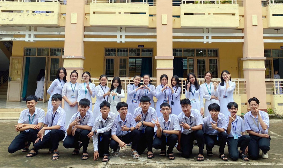 Hai chị em chụp ảnh lưu niệm cùng bạn bè ở bậc THPT. Ảnh: NVCC Hai chị em chụp ảnh lưu niệm cùng bạn bè ở bậc THPT. Ảnh: NVCC