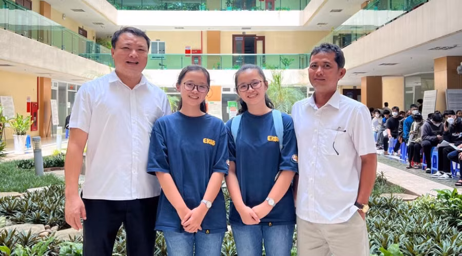 Hai chị em Phương Như (thứ hai từ trái sang) và Phương Nhi ngày nhập học ở Trường ĐH Nông Lâm TPHCM. Ảnh: NVCC