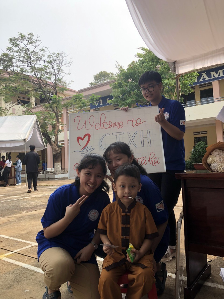 Phương Như và Phương Nhi cùng tham gia những hoạt động công tác xã hội. Ảnh: NVCC Phương Như và Phương Nhi cùng tham gia những hoạt động công tác xã hội. Ảnh: NVCC