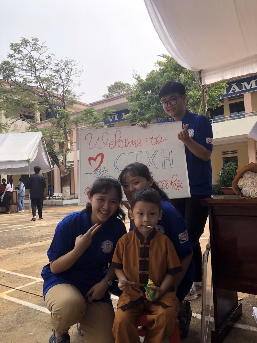 Phương Như và Phương Nhi cùng tham gia những hoạt động công tác xã hội. Ảnh: NVCC