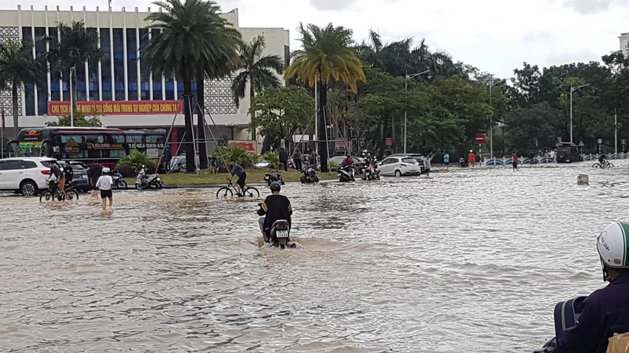 Nước ngập tại trung tâm ngã 6, Hùng Vương, TP Huế trong đêm khuya 14/10 và sáng 15/10. Ảnh: Đại Dương