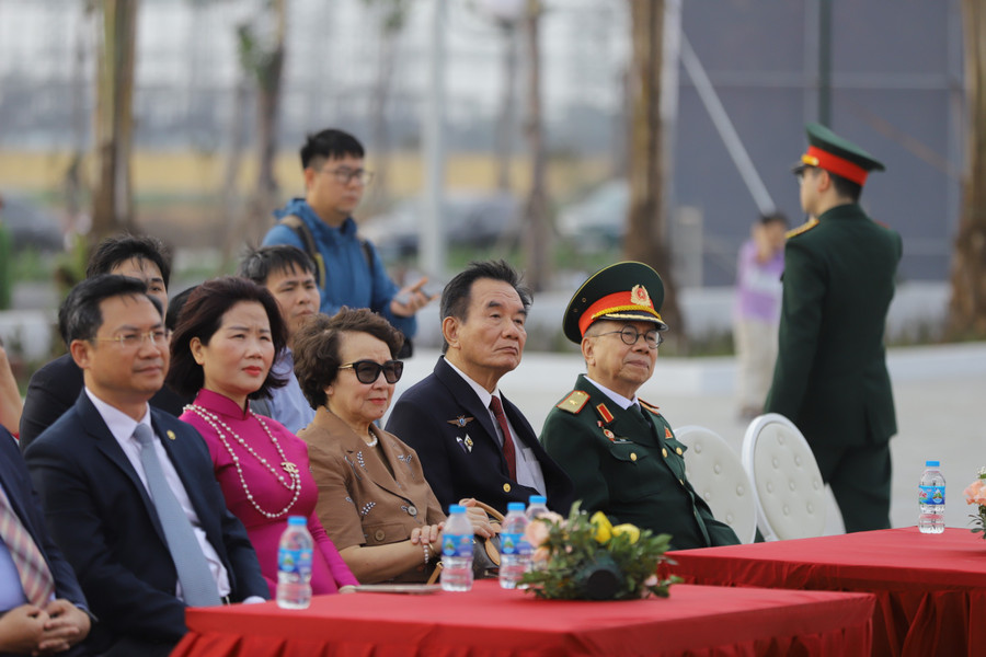 Các con trai của Giáo sư Từ Giấy tham dự buổi lễ khánh thành. Các con trai của Giáo sư Từ Giấy tham dự buổi lễ khánh thành.