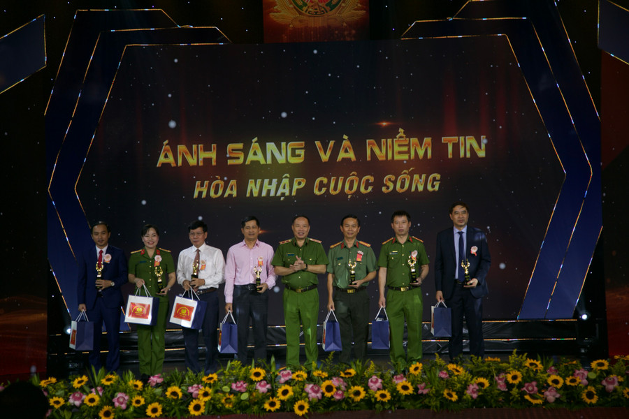 Bộ Công an trao kỷ vật, kỷ niệm và quà tặng chương trình cho đại biểu tham dự chương trình. (Ảnh: Hoàng Phúc)