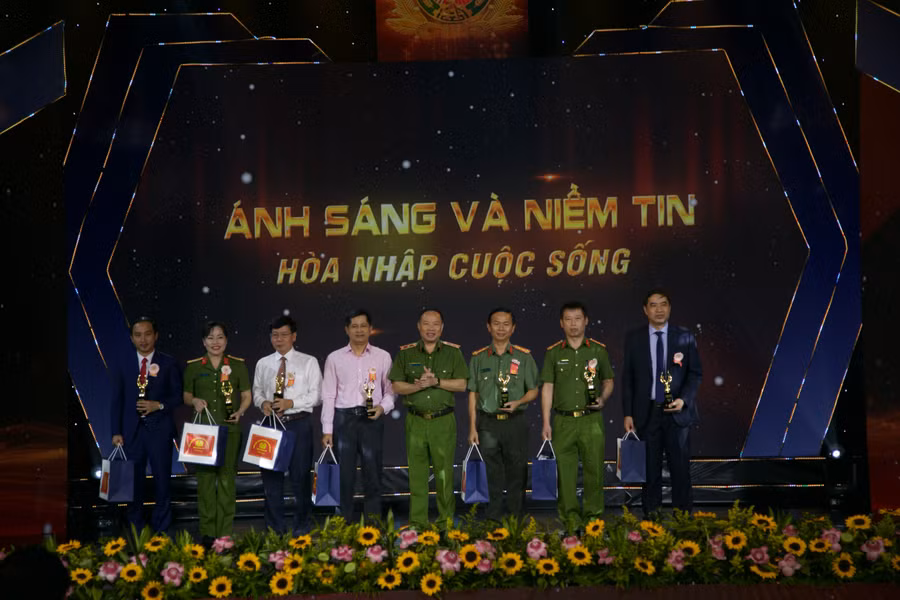 Bộ Công an trao kỷ vật, kỷ niệm và quà tặng chương trình cho đại biểu tham dự chương trình. (Ảnh: Hoàng Phúc)