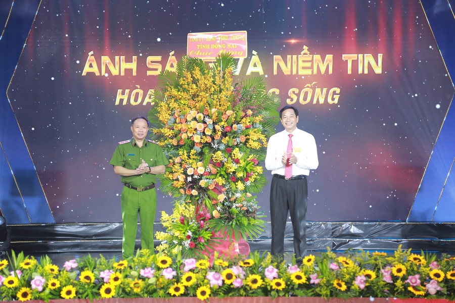 Phó Chủ tịch UBND tỉnh Đồng Nai Võ Văn Phi đại diện tặng hoa chúc mừng chương trình. (Ảnh: Hoàng Phúc)