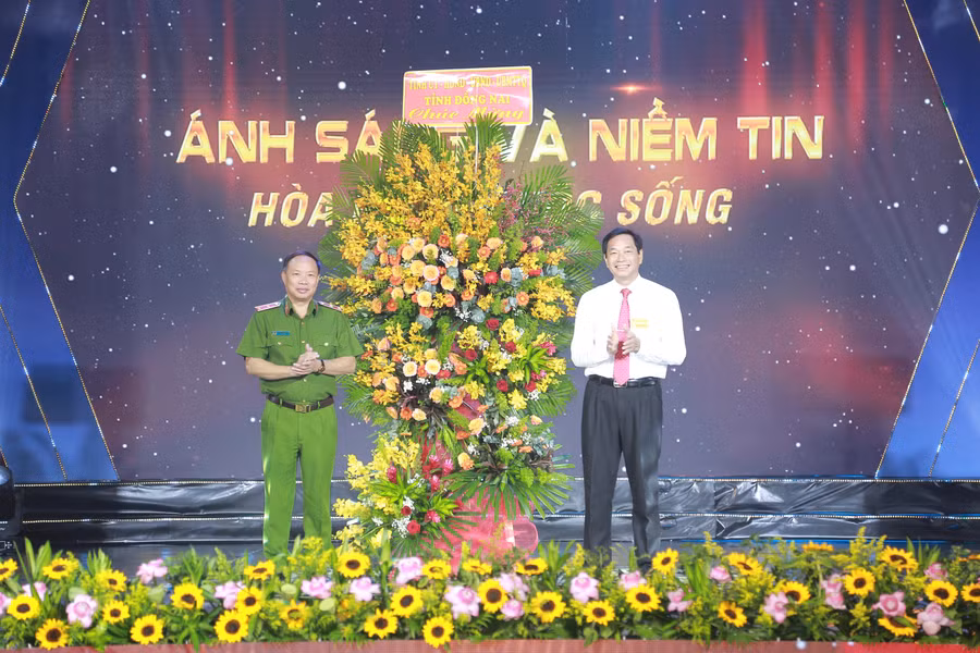 Phó Chủ tịch UBND tỉnh Đồng Nai Võ Văn Phi đại diện tặng hoa chúc mừng chương trình. (Ảnh: Hoàng Phúc)