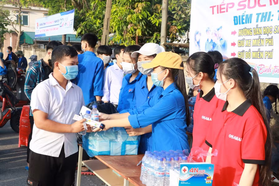 Thí sinh đến sớm, toàn bộ vật dụng cá nhân bỏ ngoài điểm thi, chỉ được mang theo thẻ dự thi, bút viết. Các em được tặng nước uống để sử dụng trong khi làm bài thi