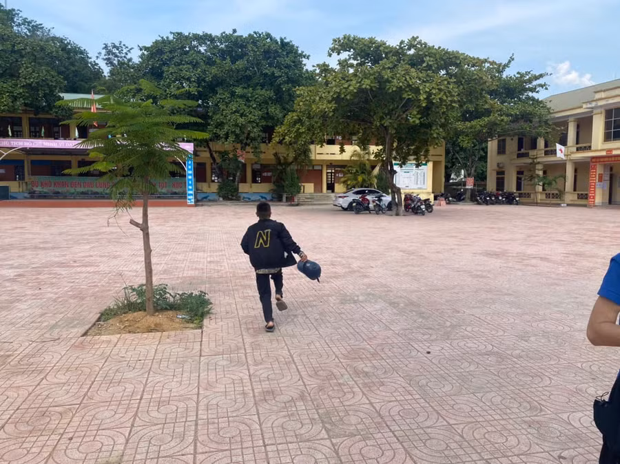 Thí sinh dân tộc Thái hớt hải chạy cho kịp vào làm bài thi môn Ngoại ngữ