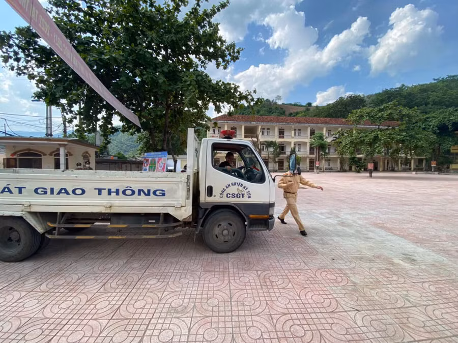 CSGT dùng xe chuyên dụng chở vào trong điểm thi để kịp giờ làm bài