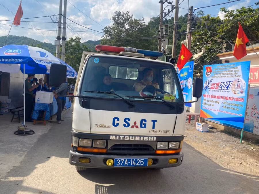 Lo Văn Long được cảnh sát giao thông hộ tống bằng xe chuyên dụng đến điểm thi