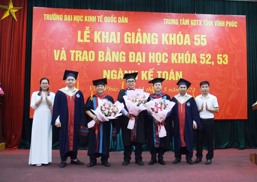 Đại diện khóa học tặng hoa cám ơn các thầy, cô giáo.