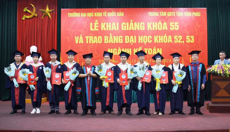 63 học viên khóa 52 và 53 ngành Kế toán được nhận bằng tốt nghiệp đại học