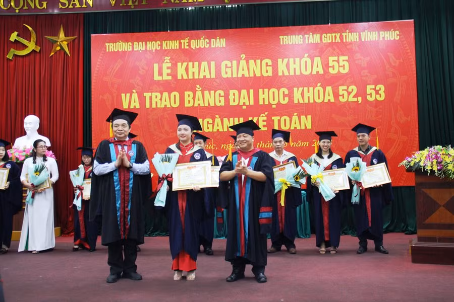 24/63 học viên có thành tích học tập xuất sắc được Trường ĐH Kinh tế Quốc dân khen thưởng