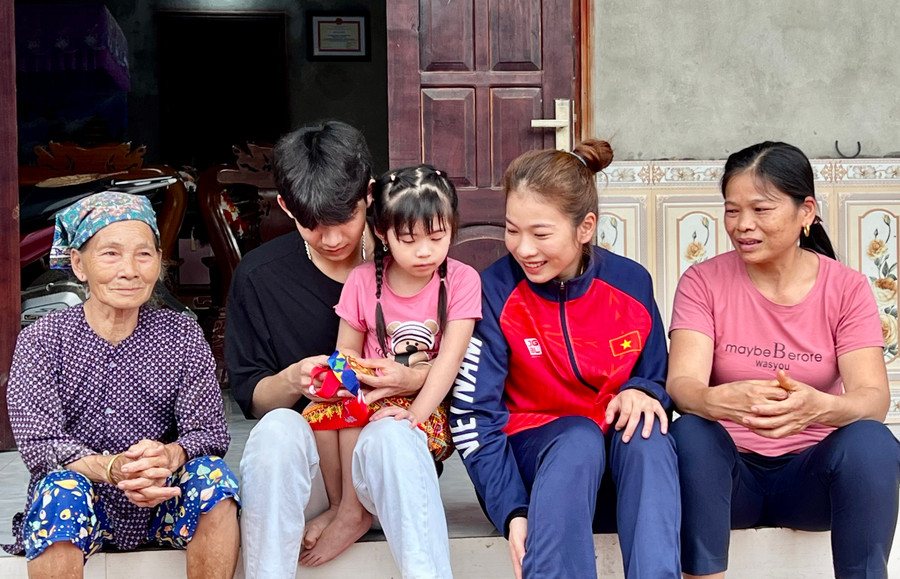 Phương Thủy và gia đình nhận được nhiều lời chúc mừng sau tấm Huy chương Vàng quý giá. Phương Thủy và gia đình nhận được nhiều lời chúc mừng sau tấm Huy chương Vàng quý giá.