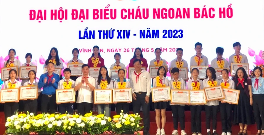 Lãnh đạo TP Vĩnh Yên tặng Giấy khen cho học sinh đạt thành tích xuất sắc