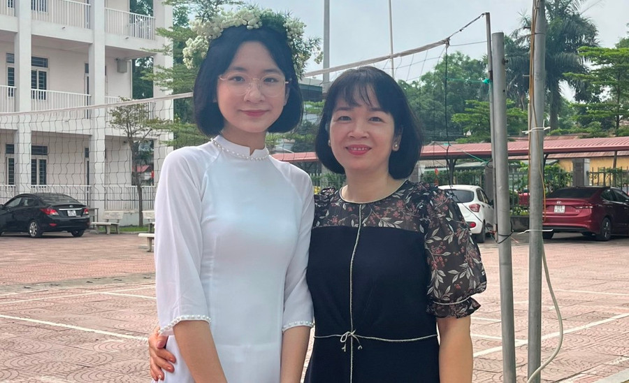 Khánh Chi và mẹ trong ngày Bế giảng năm học Khánh Chi và mẹ trong ngày Bế giảng năm học