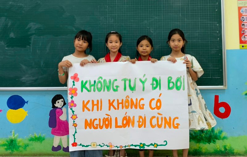 Học sinh Trường TH Hội Hợp B tham gia cuộc thi vẽ tranh với đề tài phòng chống đuối nước