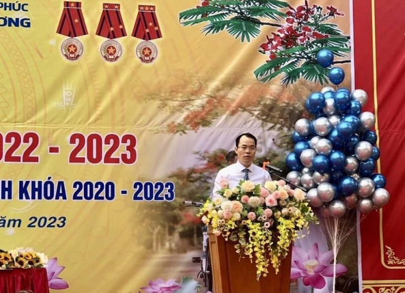 Nhà giáo Phan Hồng Hiệp – Hiệu trưởng Trường THPT Tam Dương phát biểu tại lễ bế giảng