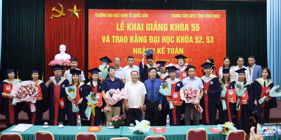 Các tân cử nhân chụp ảnh cùng lãnh đạo Trường ĐH Kinh tế Quốc dân và Trung tâm GDTX tỉnh Vĩnh Phúc