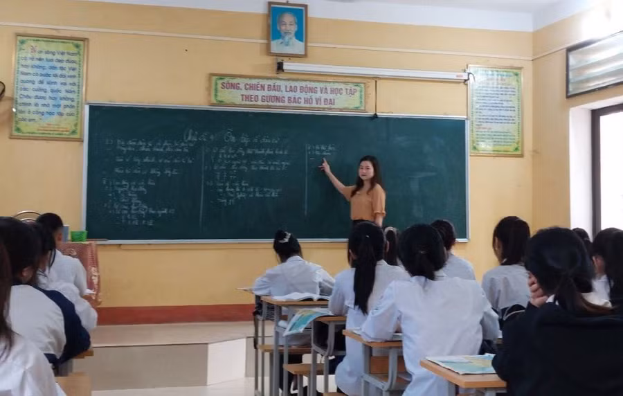 Cô Phùng Thị Vân cùng học trò ôn tập