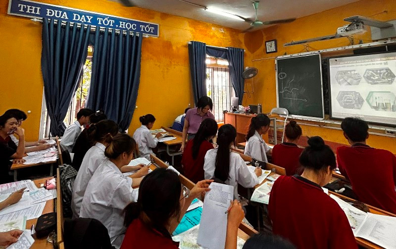 Cô giáo Nguyễn Thị Hồng Thắm hướng dẫn học trò ôn tập